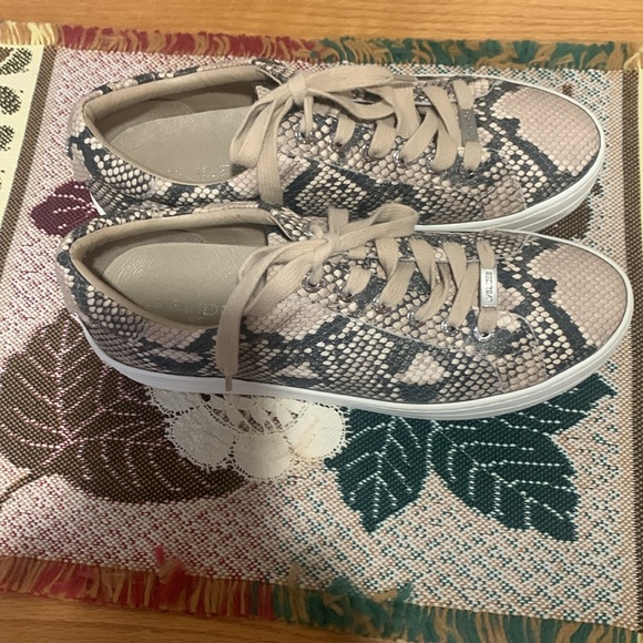J/Slides snakeskin print low platform laced up sneakers Sz 8.5 M - Picture 4 of 12